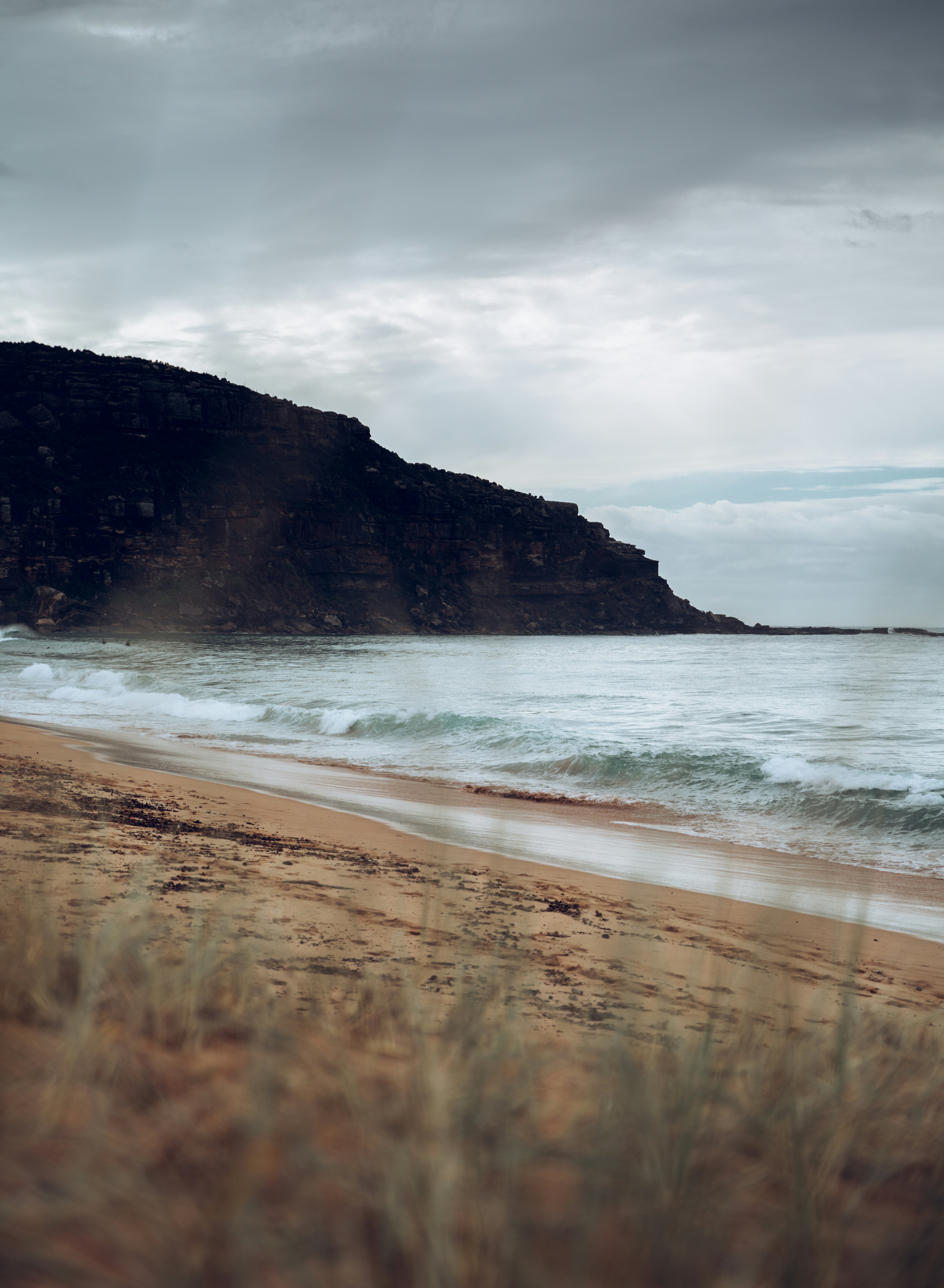 sea waves crashing on shore during daytime